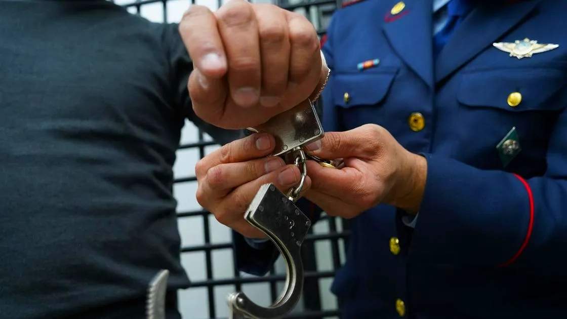 На мужчину надевают наручники