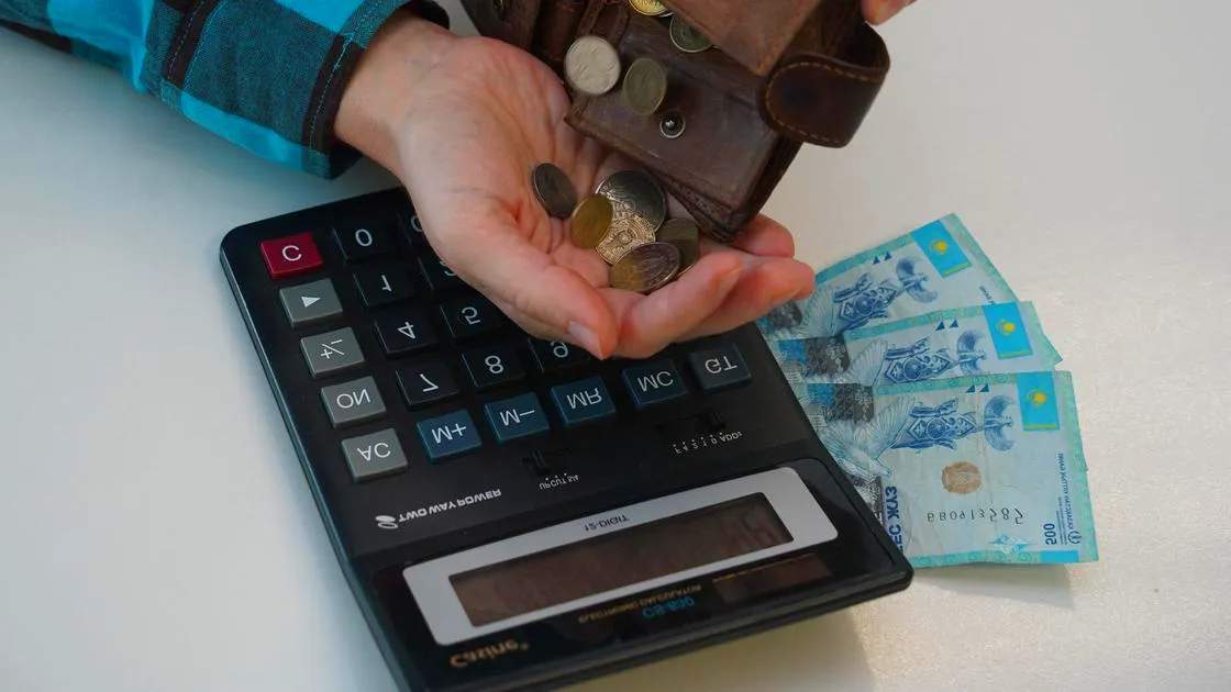 Женщина считает деньги