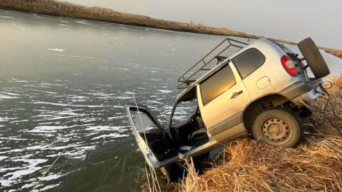 Автомобиль в воде в Павлодарской области